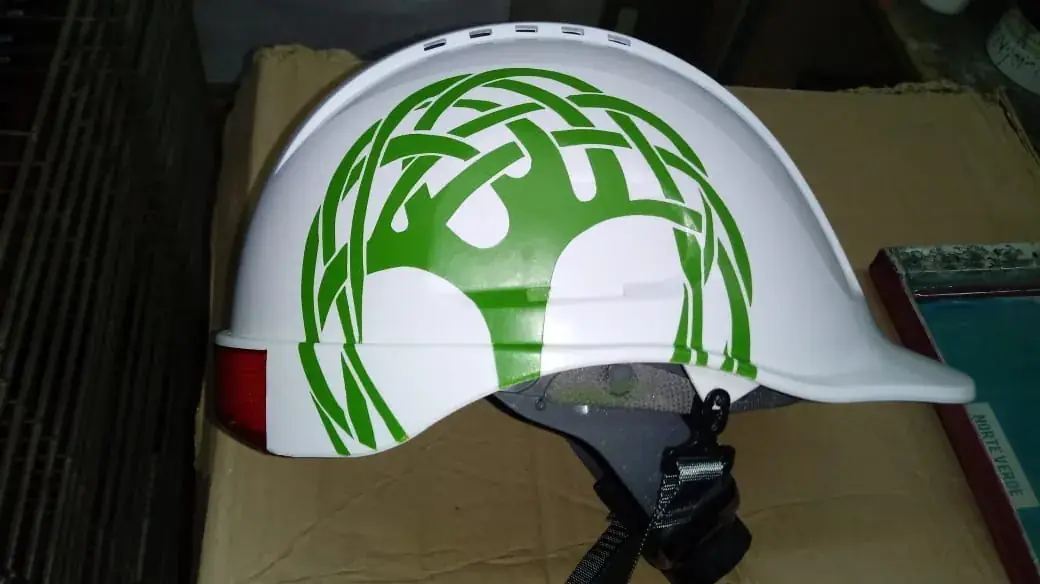 Casco con gráfica verde aplicada, trabajo GRAFITEX