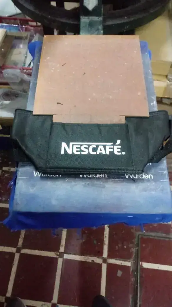 Serigrafía sobre bolso textil en la prensa de impresión de GRAFITEX
