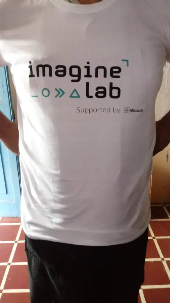 Polera blanca con logotipo imagine lab estampado en serigrafía, trabajo GRAFITEX