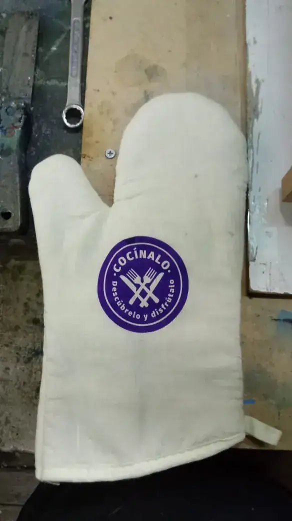 Manopla textil con logotipo estampado en serigrafía, trabajo GRAFITEX