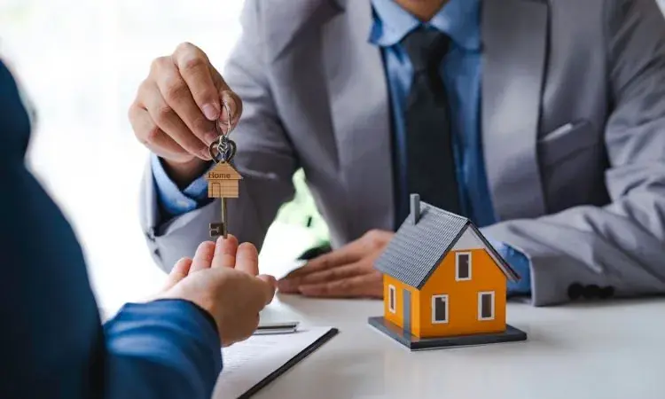 Entrega de llaves de una casa en un proyecto inmobiliario